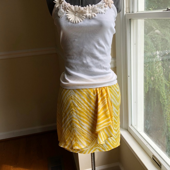 BCBG flowy miniskirt yellow/white ruffled - Picture 7 of 7